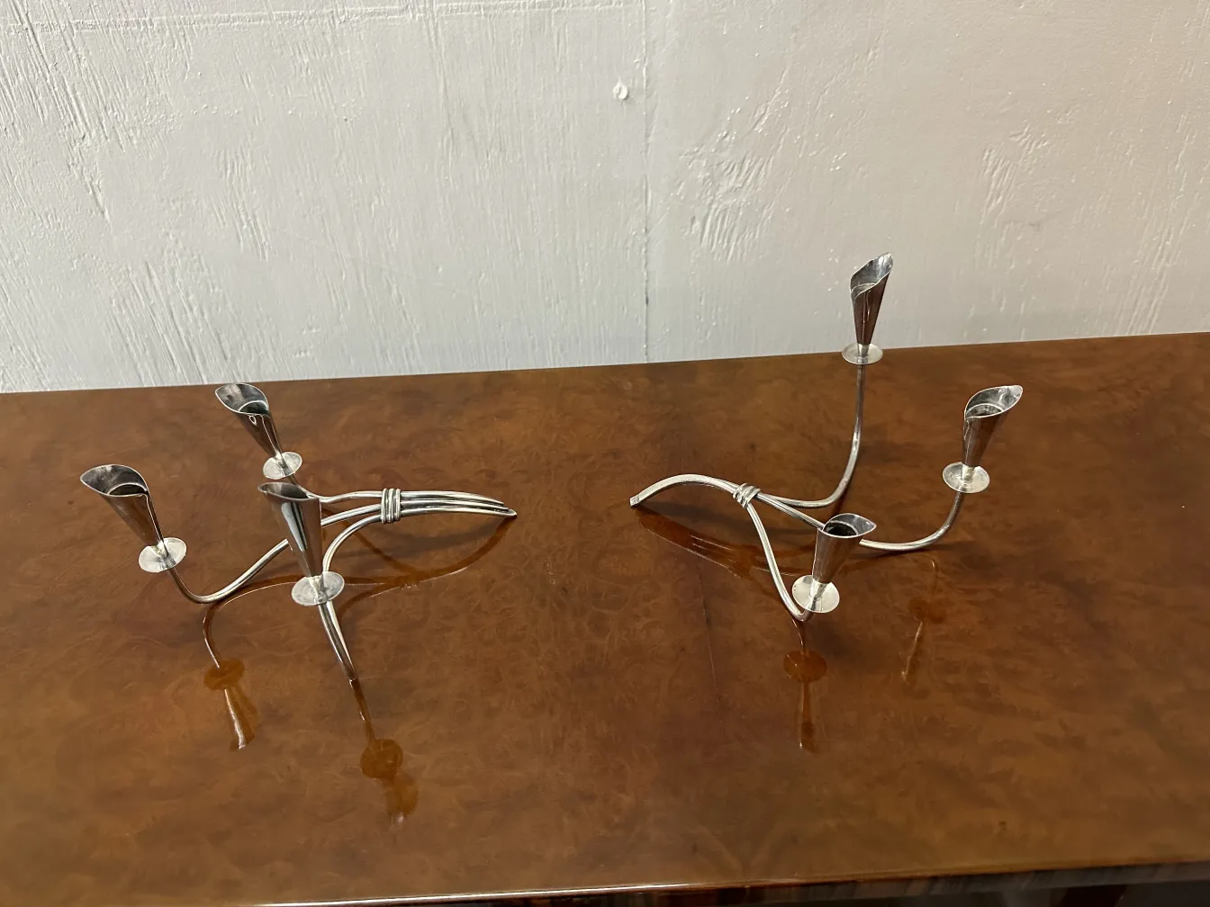 dois candelabros antigos com design elegante em uma mesa