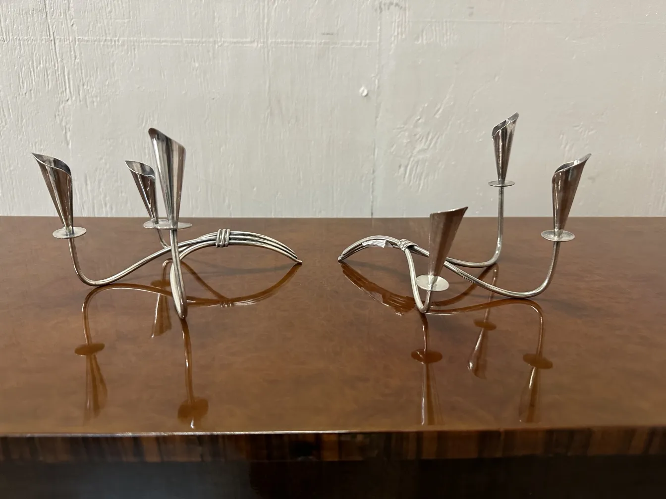 deux candelabres antiques au design élégant sur une table