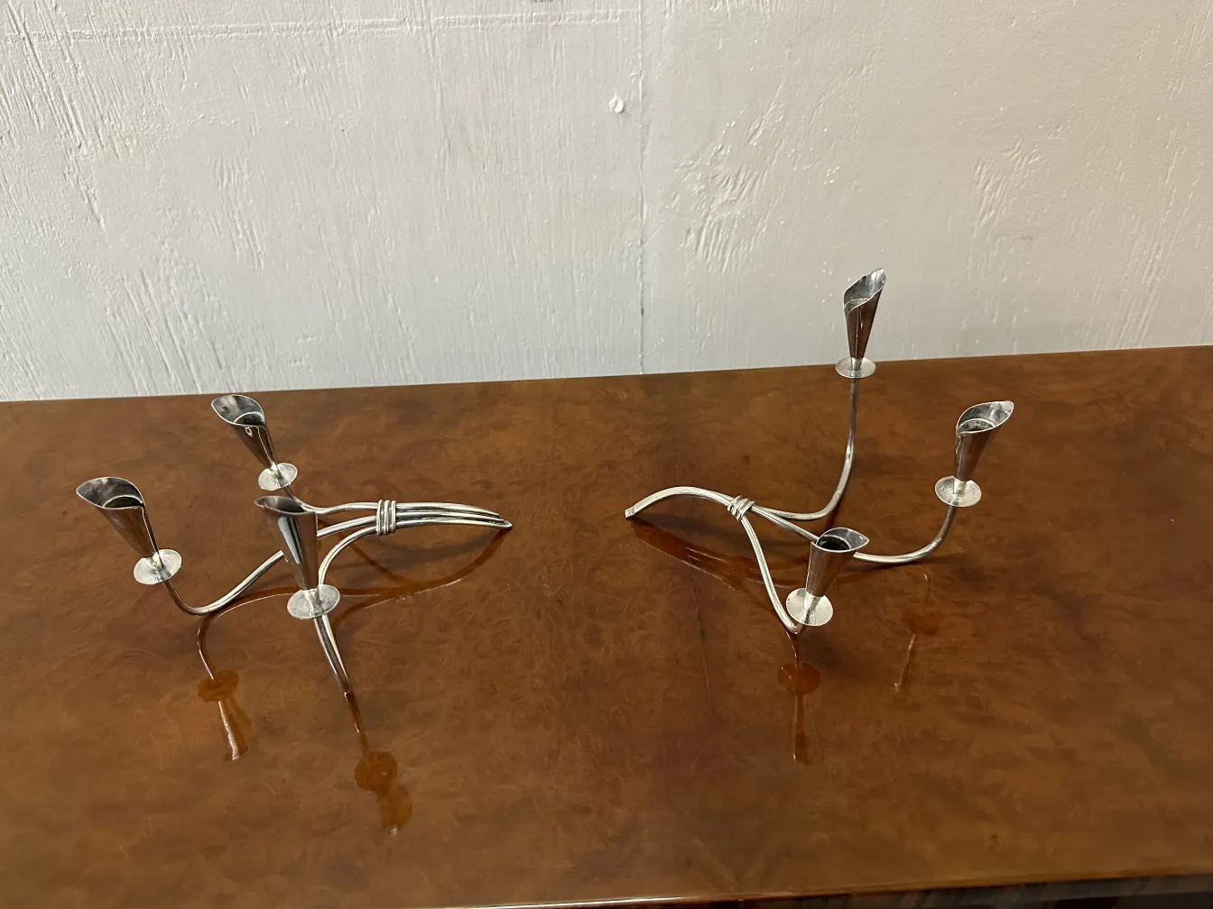 dois candiçais antigos elegantes em uma mesa