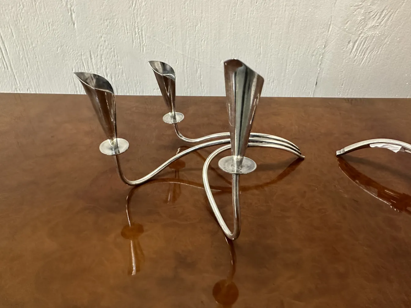 2 candelabros antiguos con tres brazos curvados