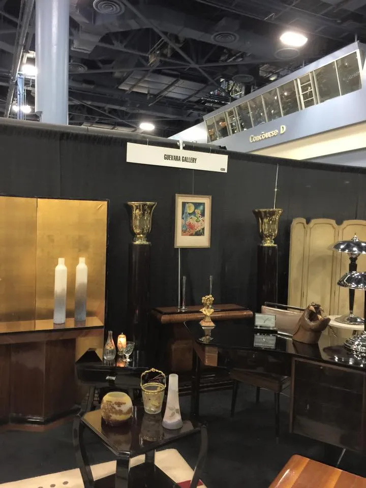 2 candelabros antiguos en un ambiente clásico