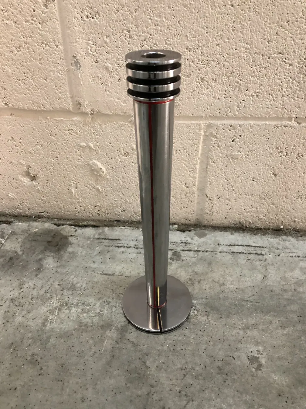 古い燭台、エレガントでシンプルなデザイン、温かい雰囲気。