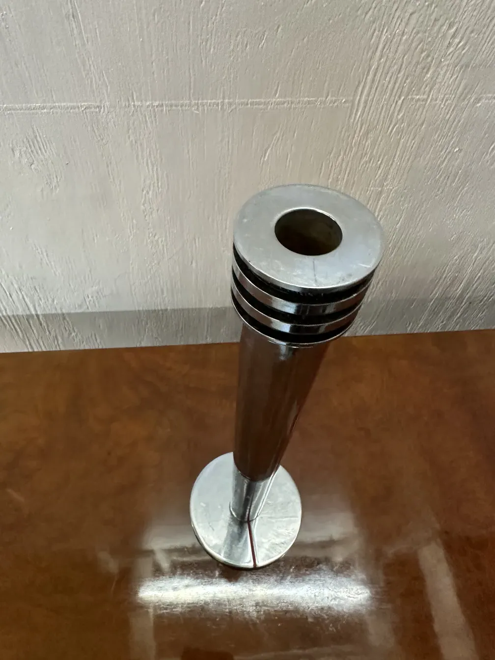 due candelabri antichi con dettagli decorativi