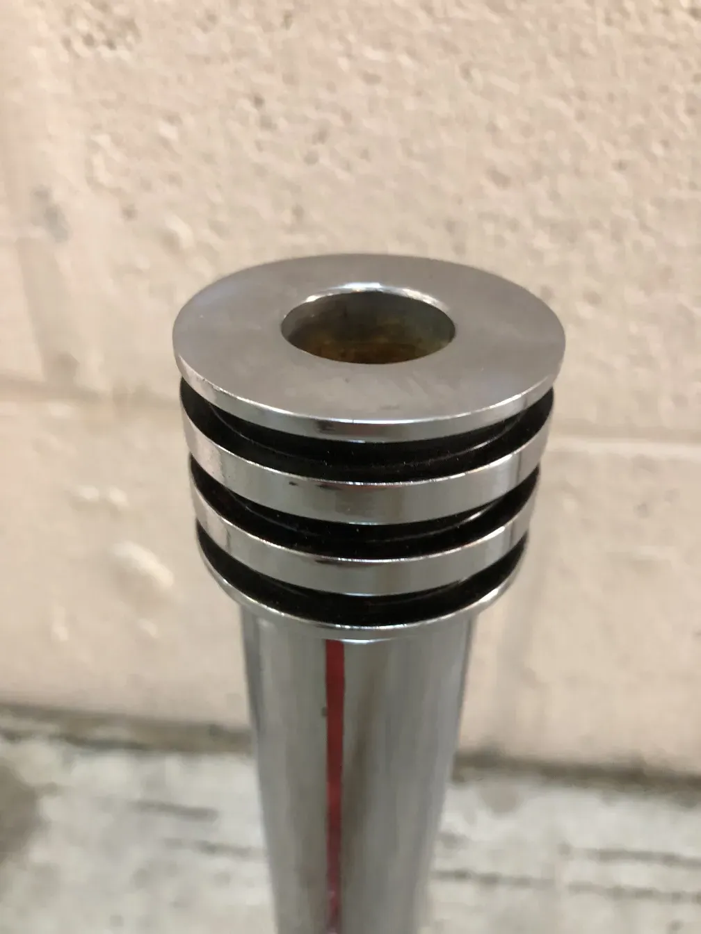 vista dall'alto di 2 portacandeli maison desny antichi