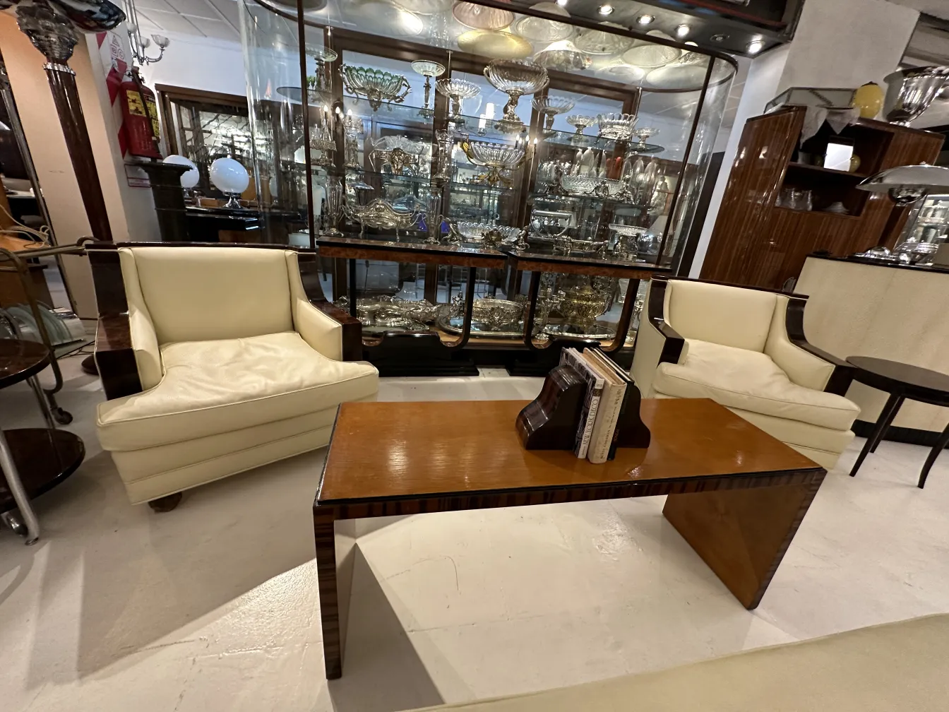 Antiguos aprieta libros decorativos en un ambiente elegante