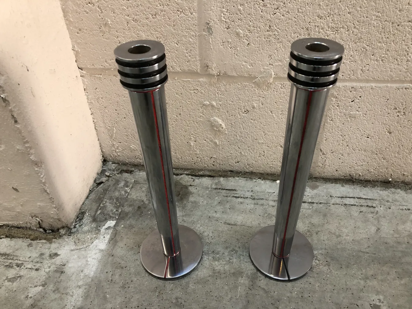 Dos candelabros antiguos con diseño elegante y base firme, decorativos.