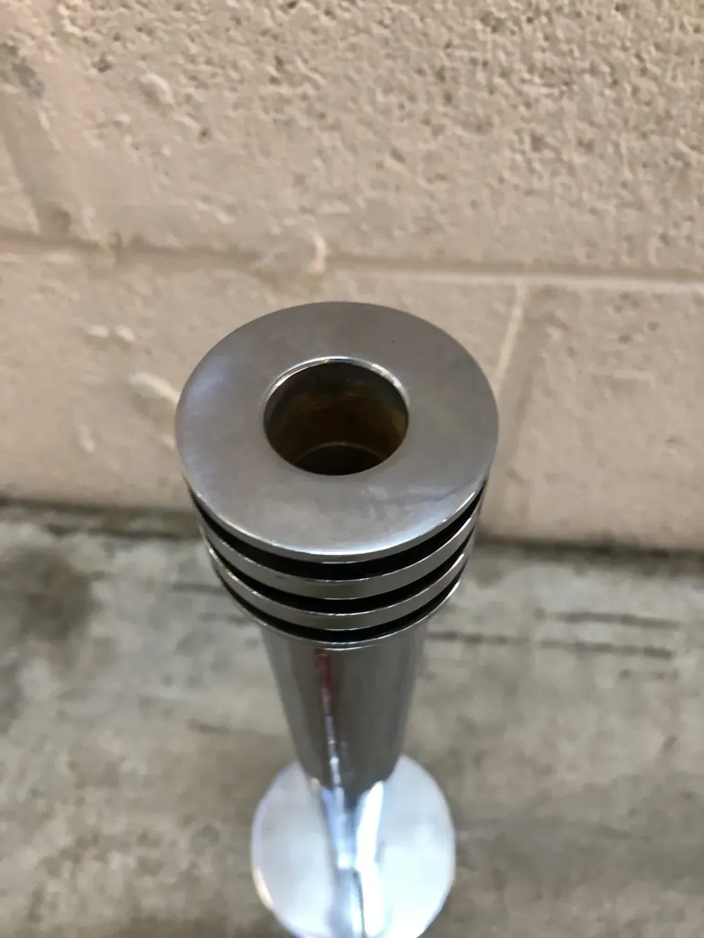 Vista superior de 2 candelabros antiguos maison desny con un diseño elegante.