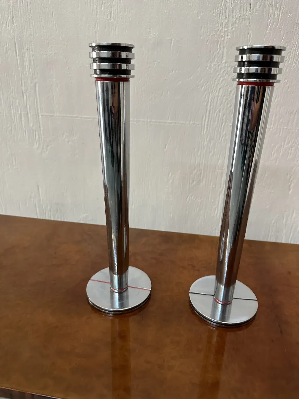 zwei antike kerzenhalter mit runder basis, elegantes modernes design