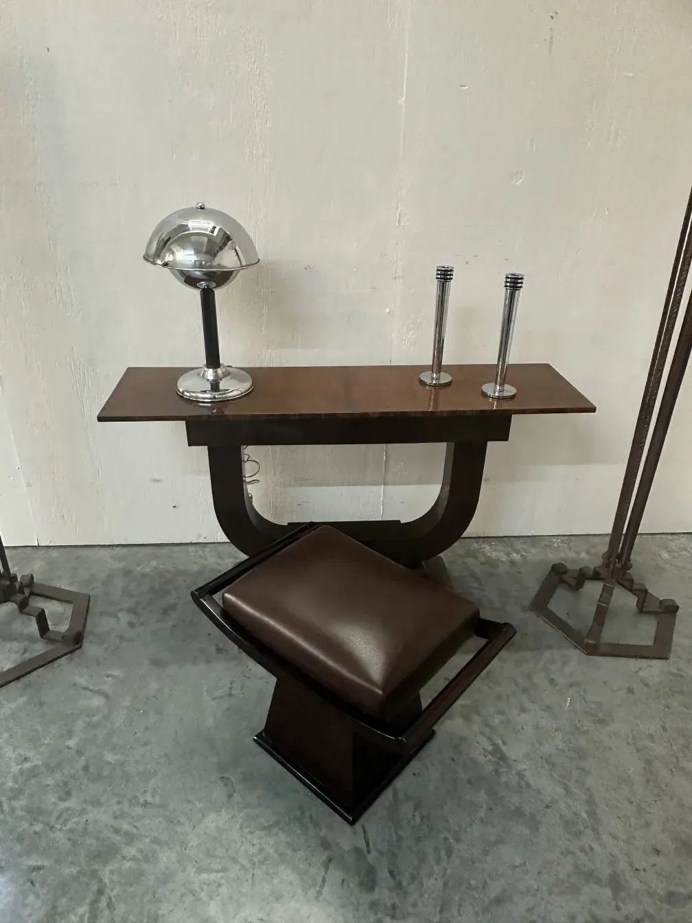 고전 촛대가 조명과 스툴이 있는 우아한 환경에