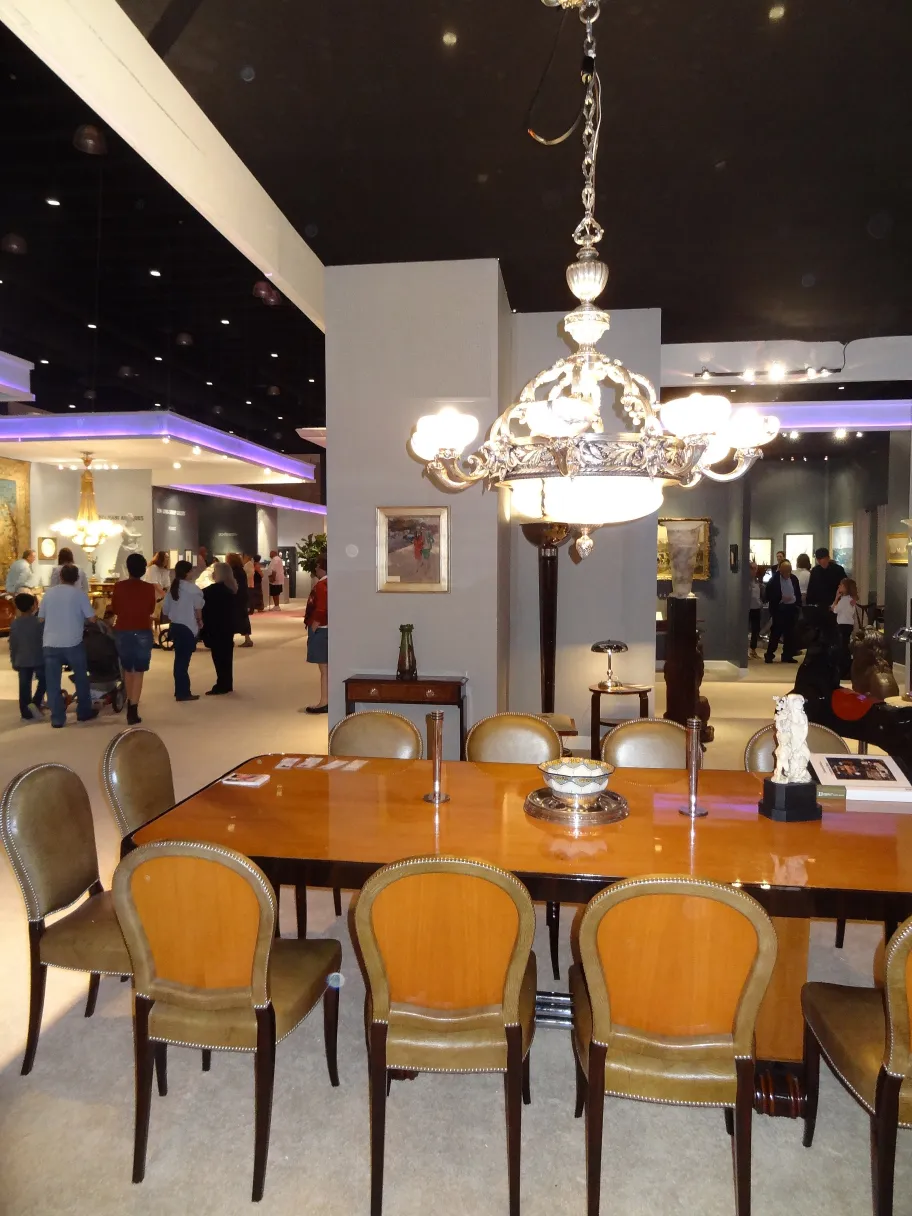 Conjunto de 2 castiçais antigos em um ambiente elegante, maison desny.