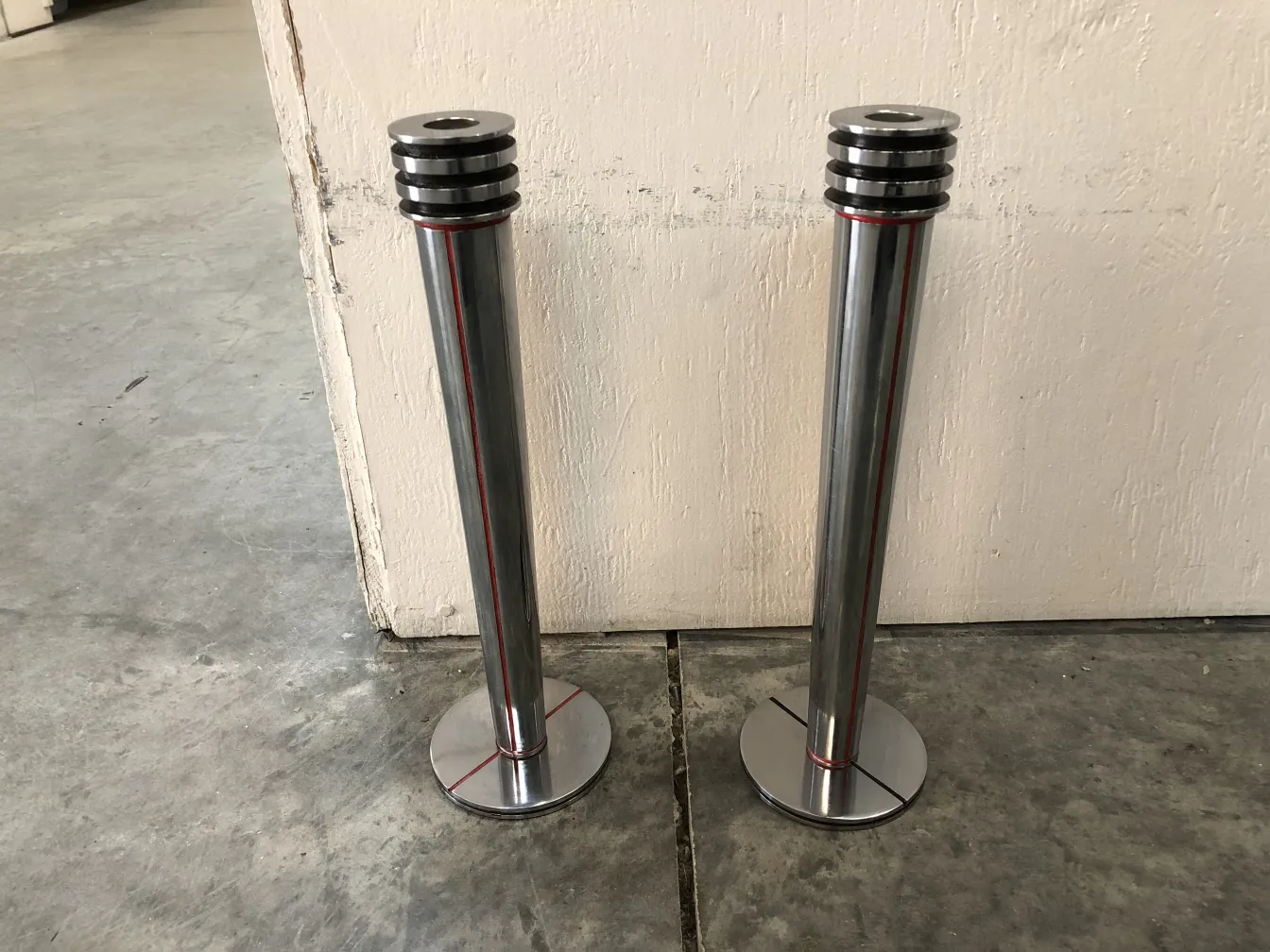 2 tall candleholders with round base, light environment