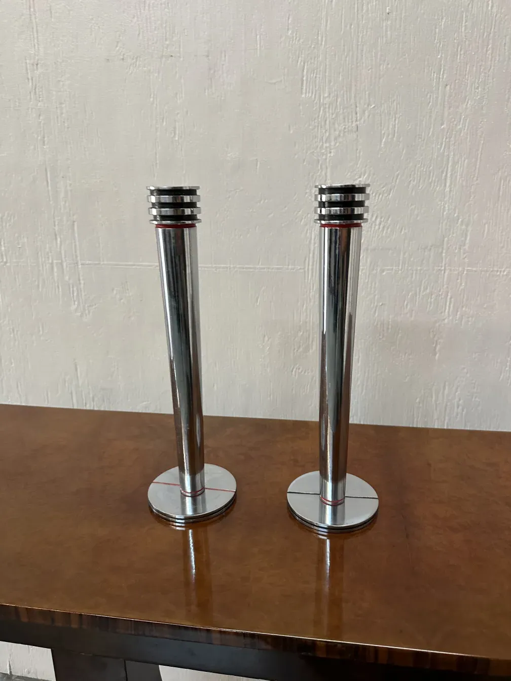 2 antike kerzenhalter mit runder Basis und rotem Detail