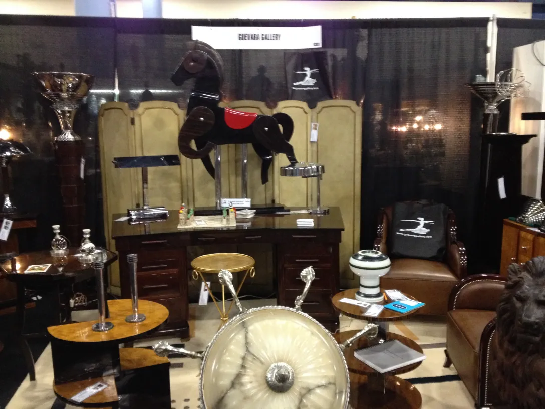 デザインが優雅なアンティーク燭台が装飾的な環境に置かれています