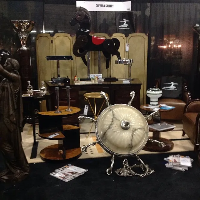 Deux candélabres anciens avec un design élégant en exposition.