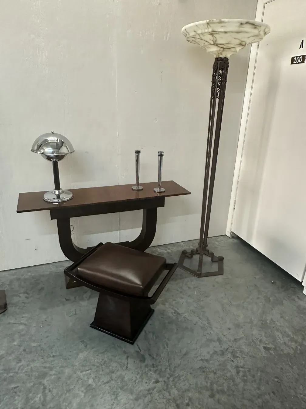 고전적인 장식 환경에 있는 두 개의 고풍스러운 촛대.