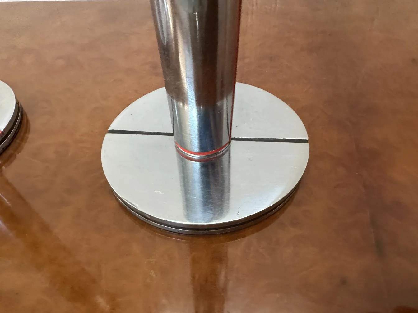 2 candélabres anciens sur fond de table classique