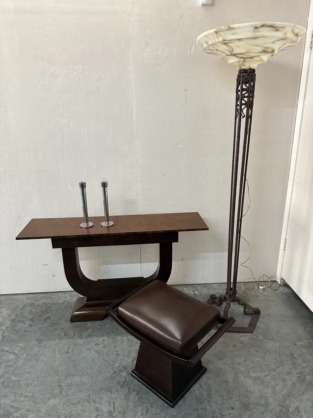 due portacandeli antichi in un ambiente elegante