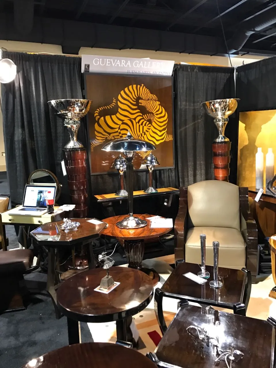 Dois castiçais antigos dispostos em um ambiente clássico.