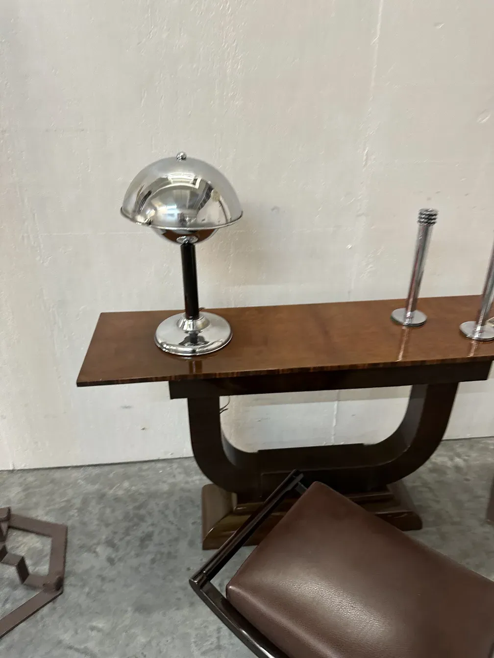 Candélabres anciens maison desny sur une table avec lampe