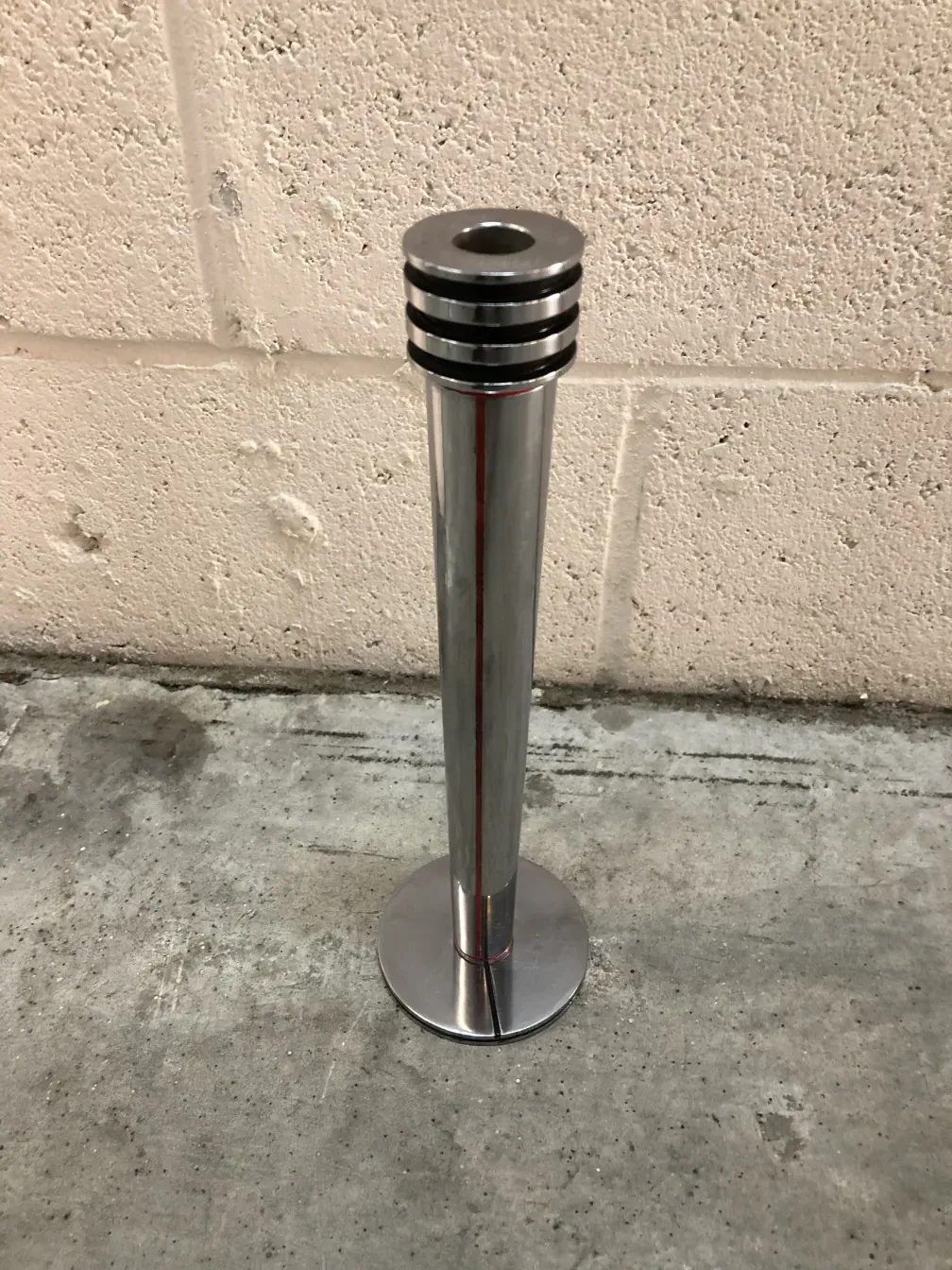 Dois castiçais antigos com design elegante em ambiente neutro.