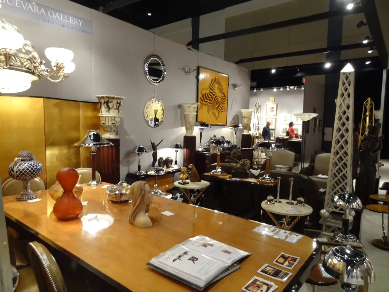 两个古董烛台，优雅的设计，室内装饰。