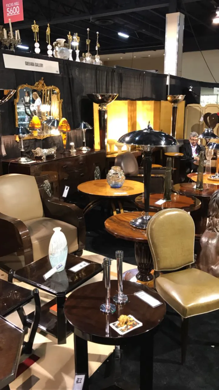 两个古董般的燭台，设计优雅 maison desny，置于经典环境中。