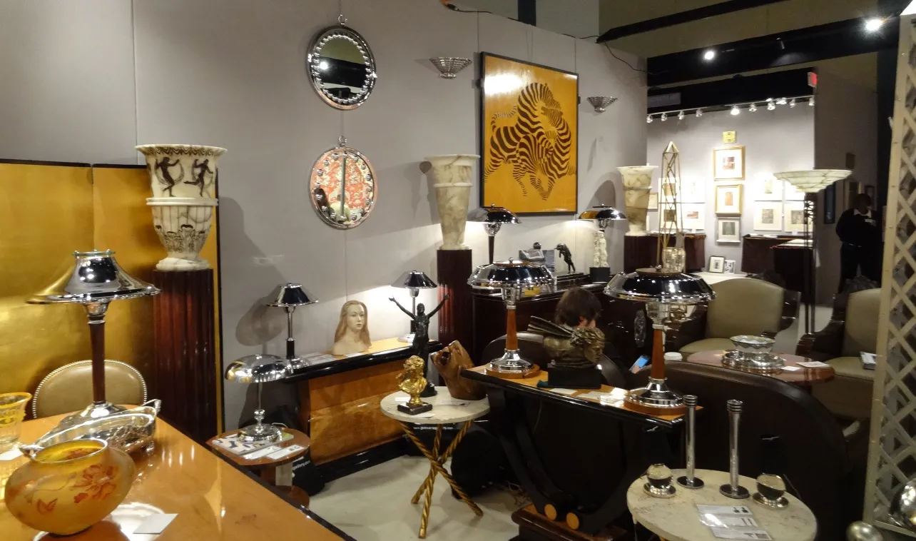 dois castiçais antigos com detalhes intrincados em um ambiente decorativo