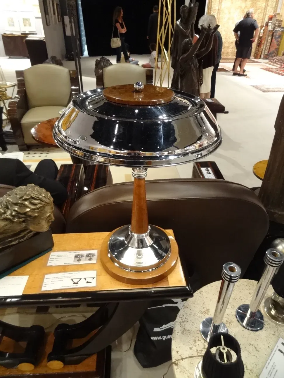 candelabros antiguos con diseño elegante, decorando un ambiente clásico