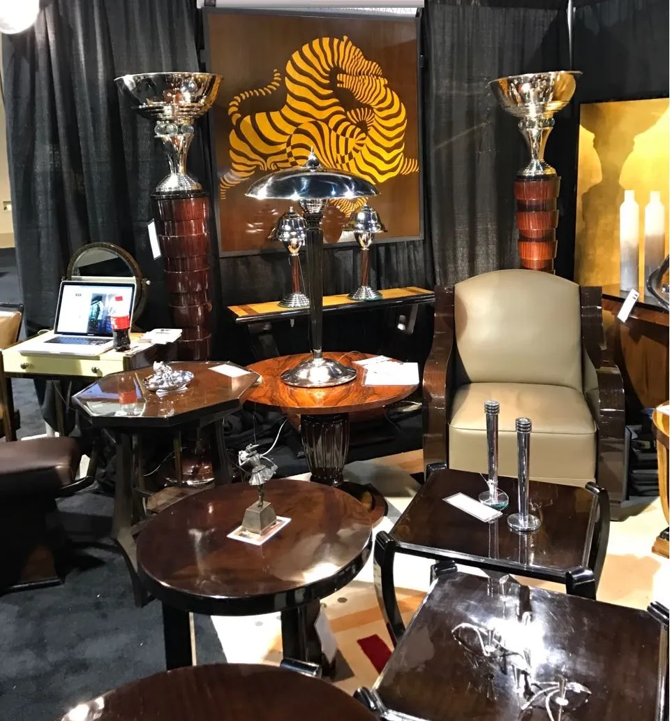 Conjunto de 2 castiçais antigos com detalhes visíveis, ambiente elegante.