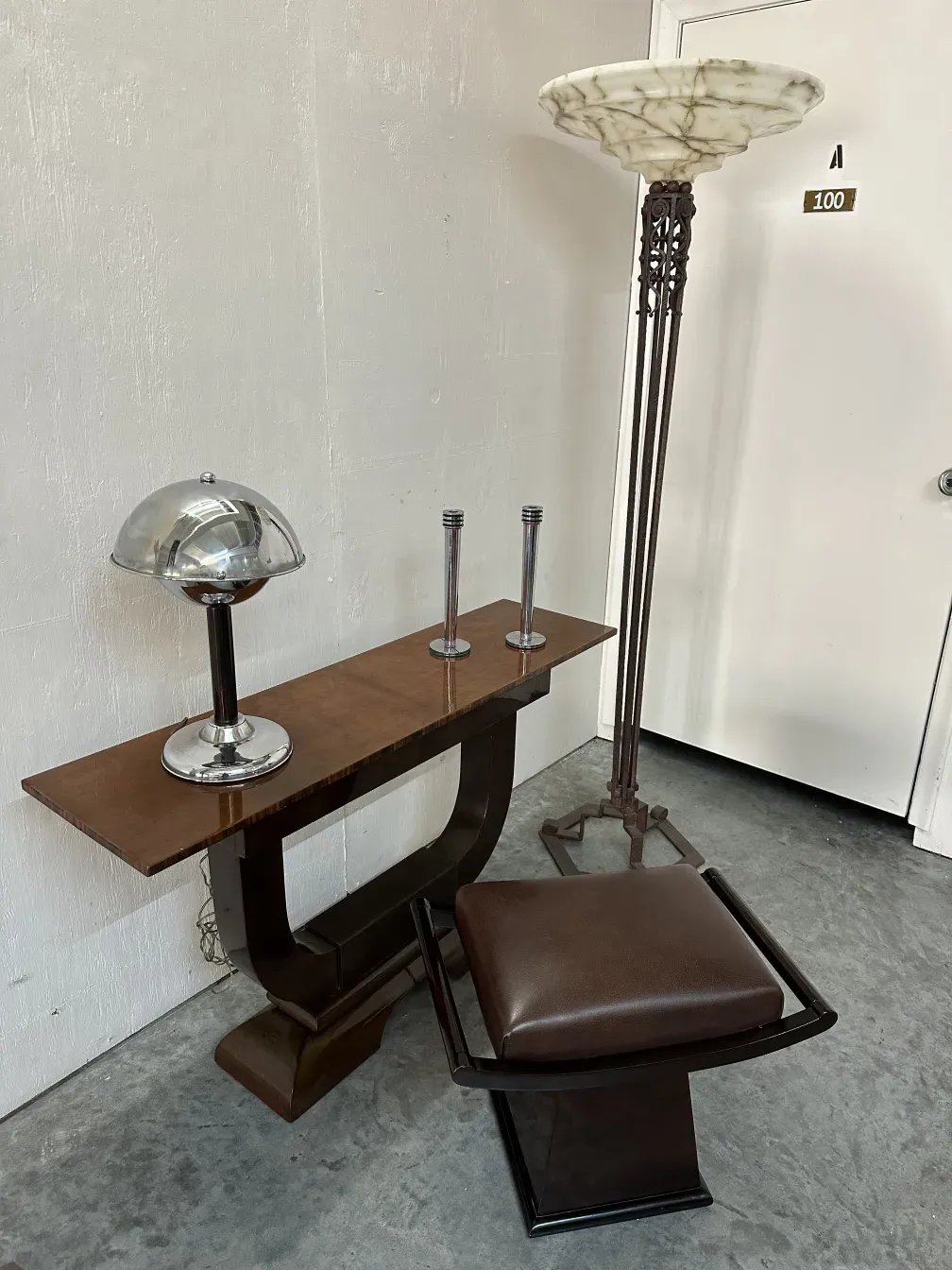 Due portacandeli antichi in un ambiente elegante con mobili.