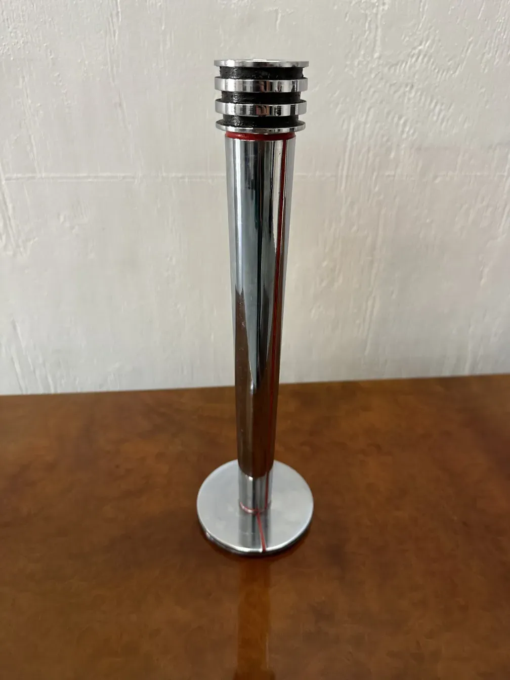 2 castiçais antigos maison desny sobre uma mesa