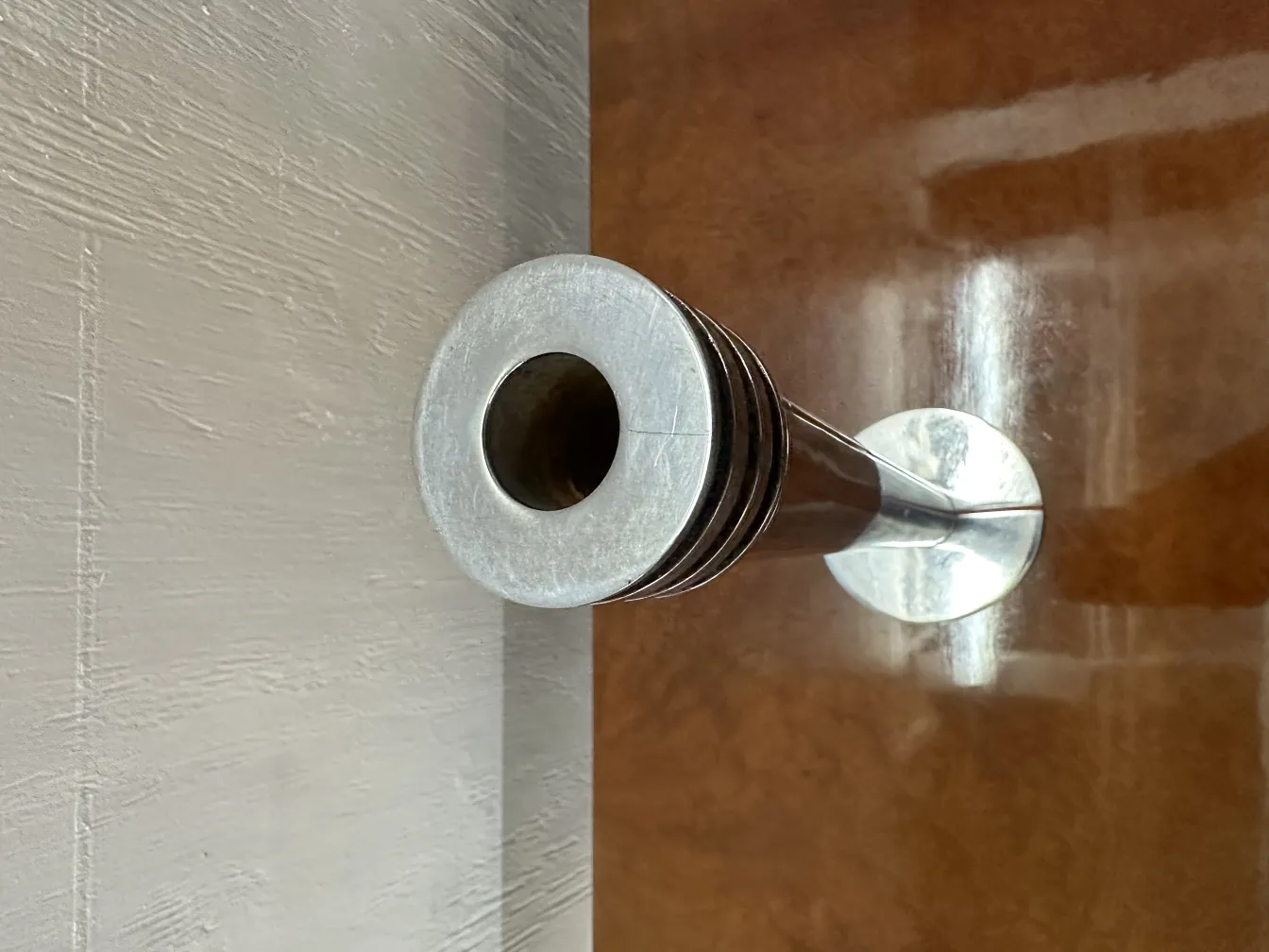 Античные подсвечники с декоративными элементами, элегантный фон.