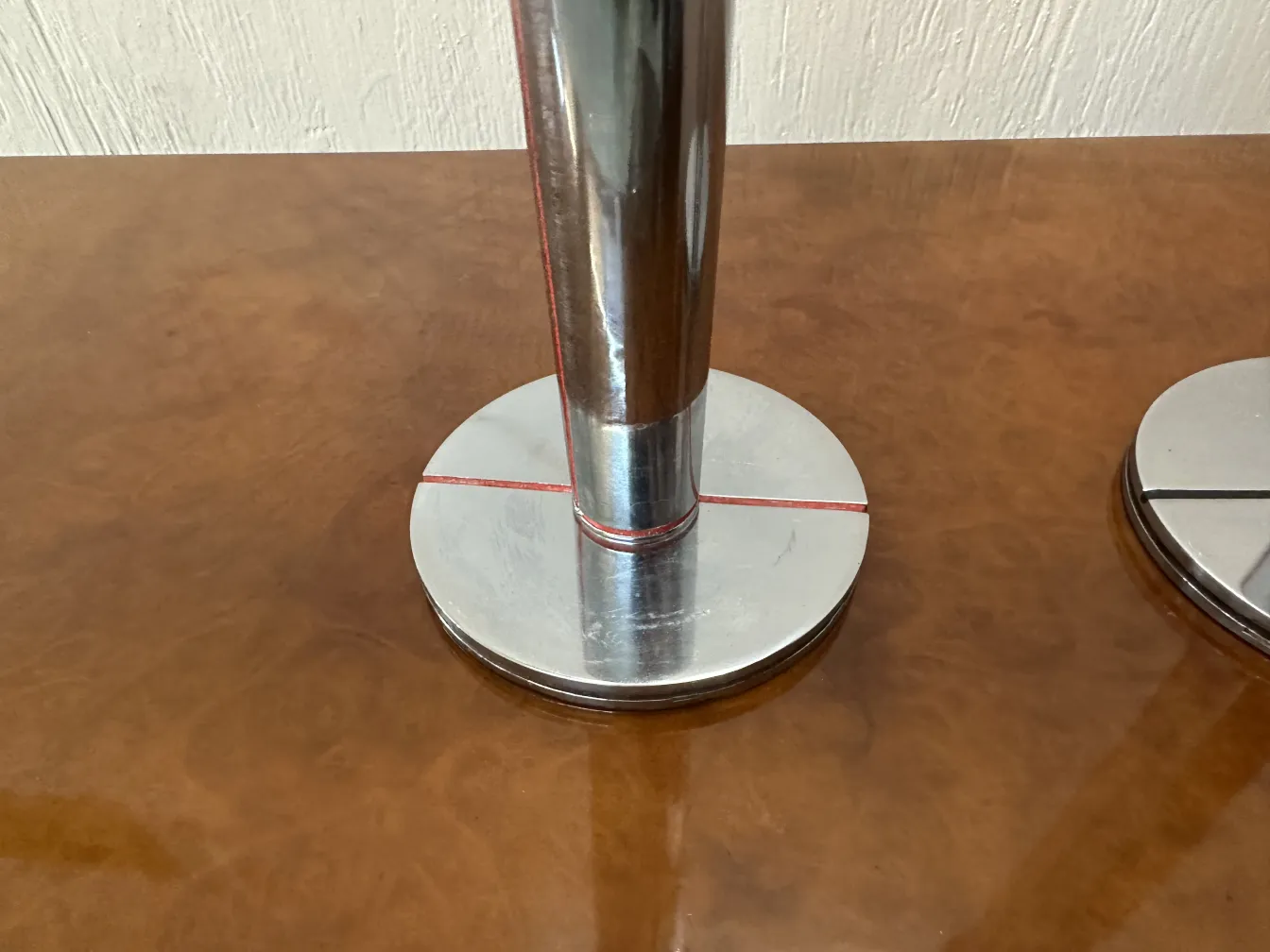 due antichi portacandeli con base rotonda maison desny