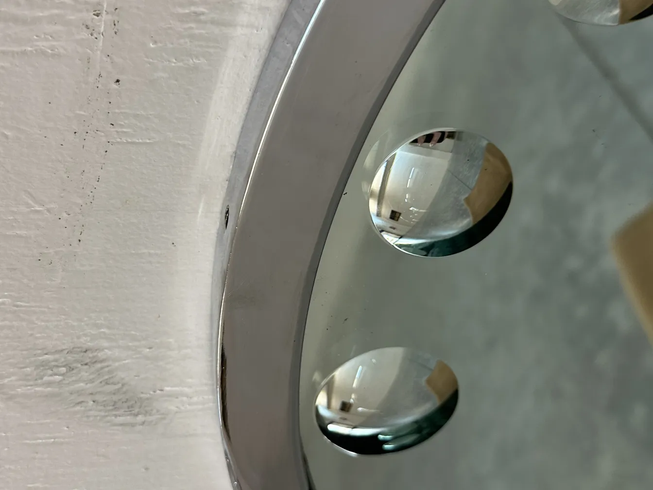 specchio antico con dettagli curvi e riflessi