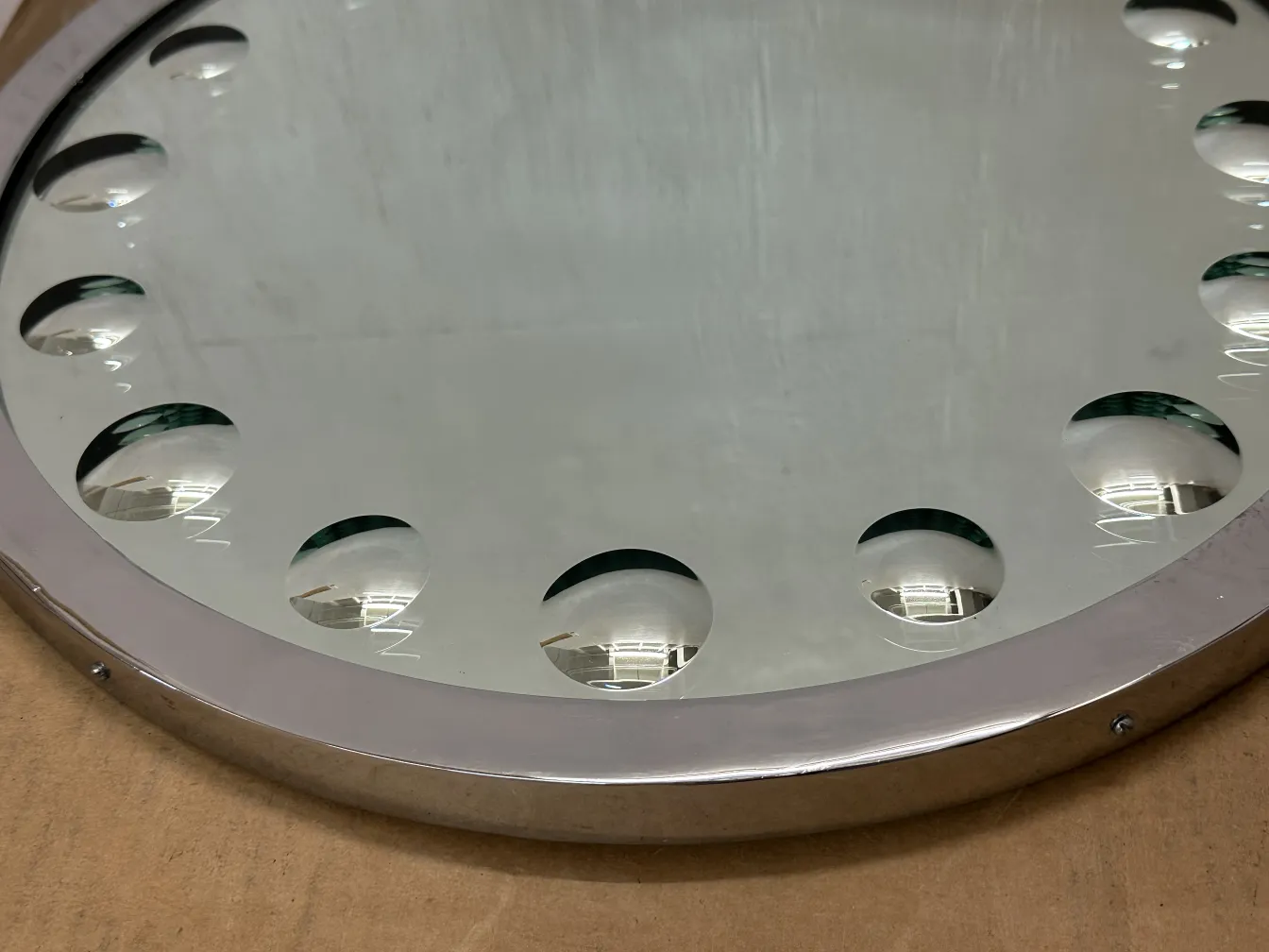 miroir ancien avec des bords circulaires et un design accrocheur à la surface