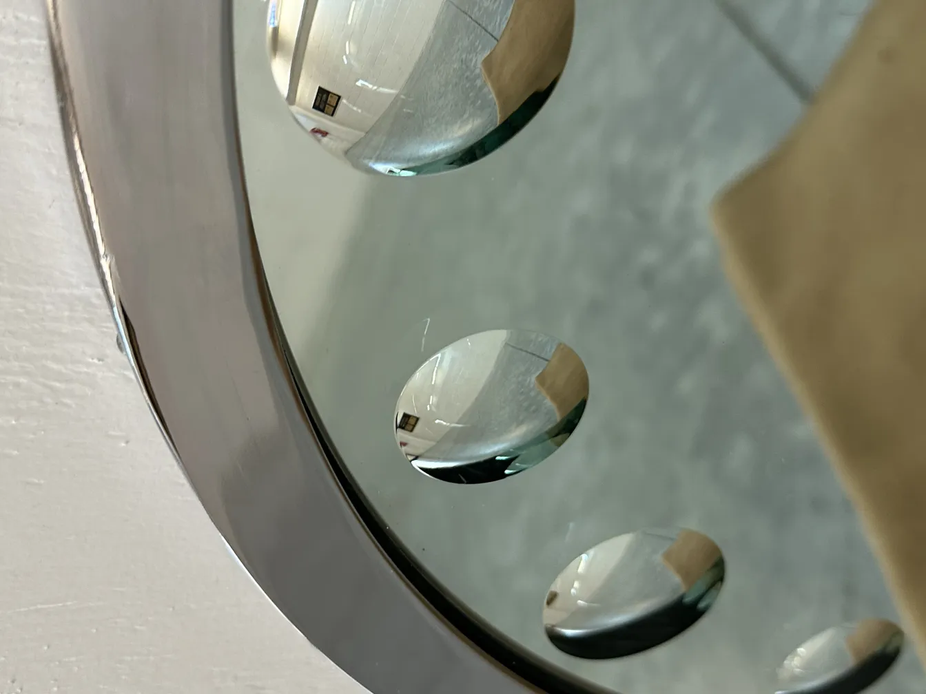 miroir ancien avec un design rond et des reflets