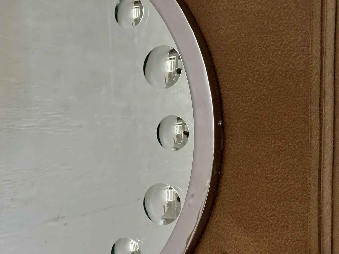 alter Spiegel mit dekorativen Blasen und hellem Hintergrund