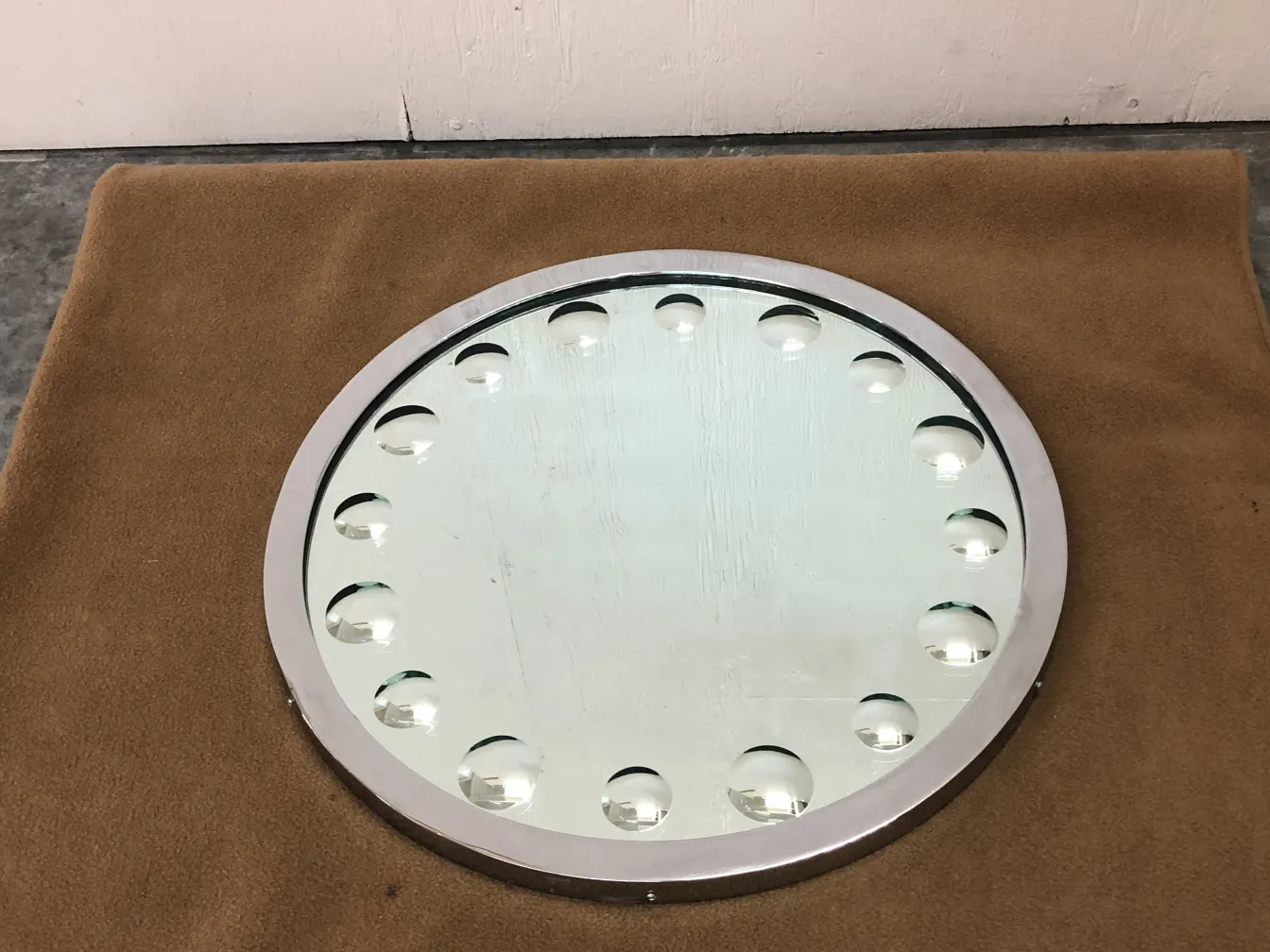 مرآة دائرية قديمة مع فقاعات زخرفية في الإطار