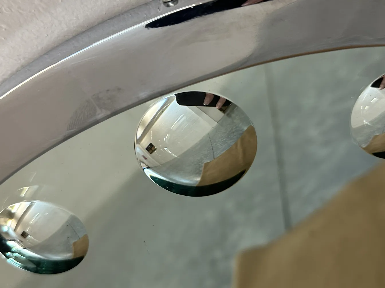 espelho antigo com bordas polidas e detalhes