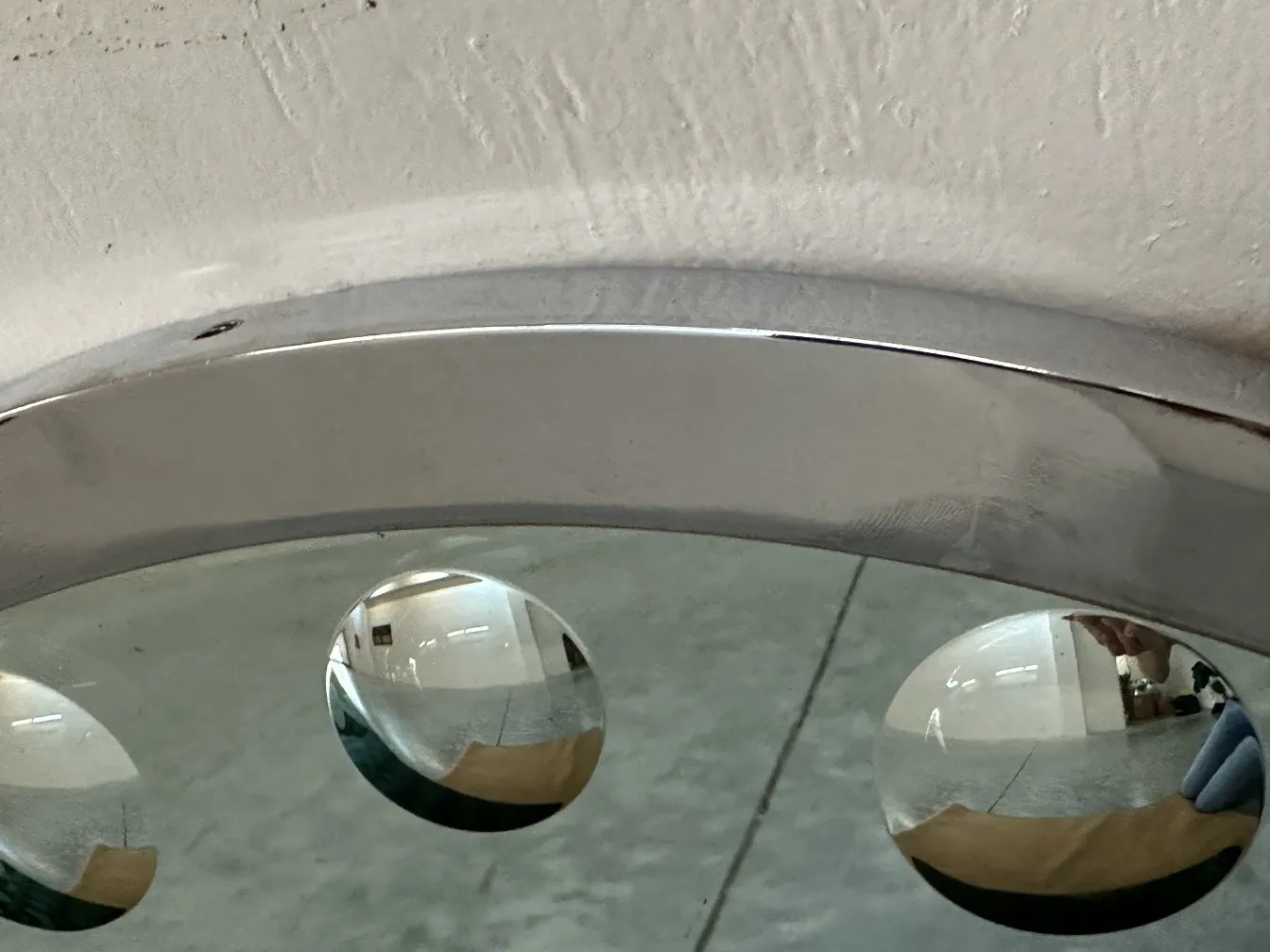 specchio antico con dettagli rotondi sul bordo superiore