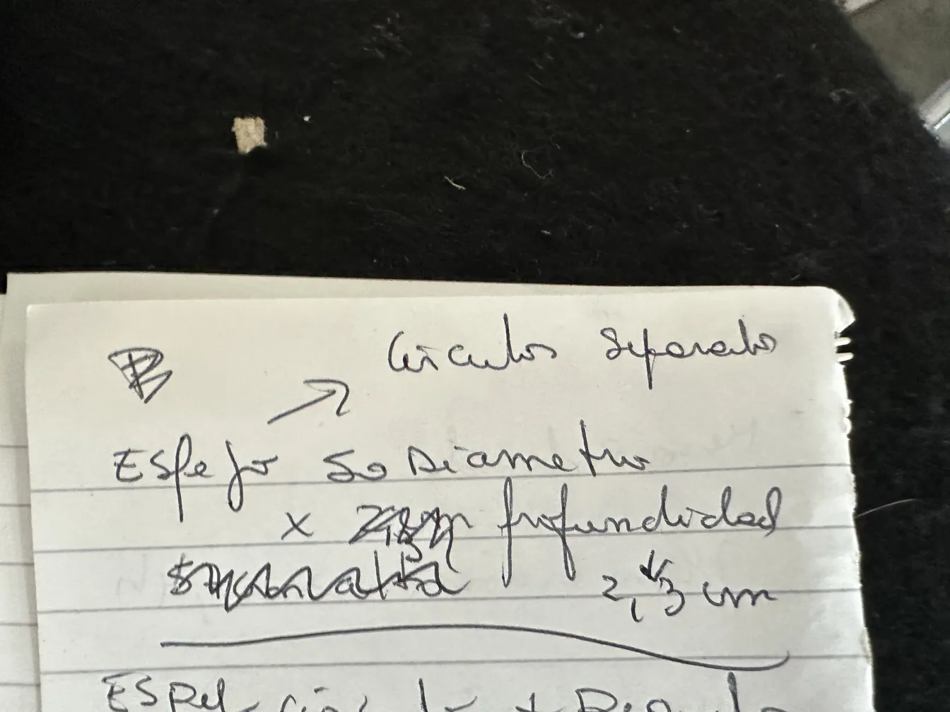 espelho antigo redondo com detalhes em papel