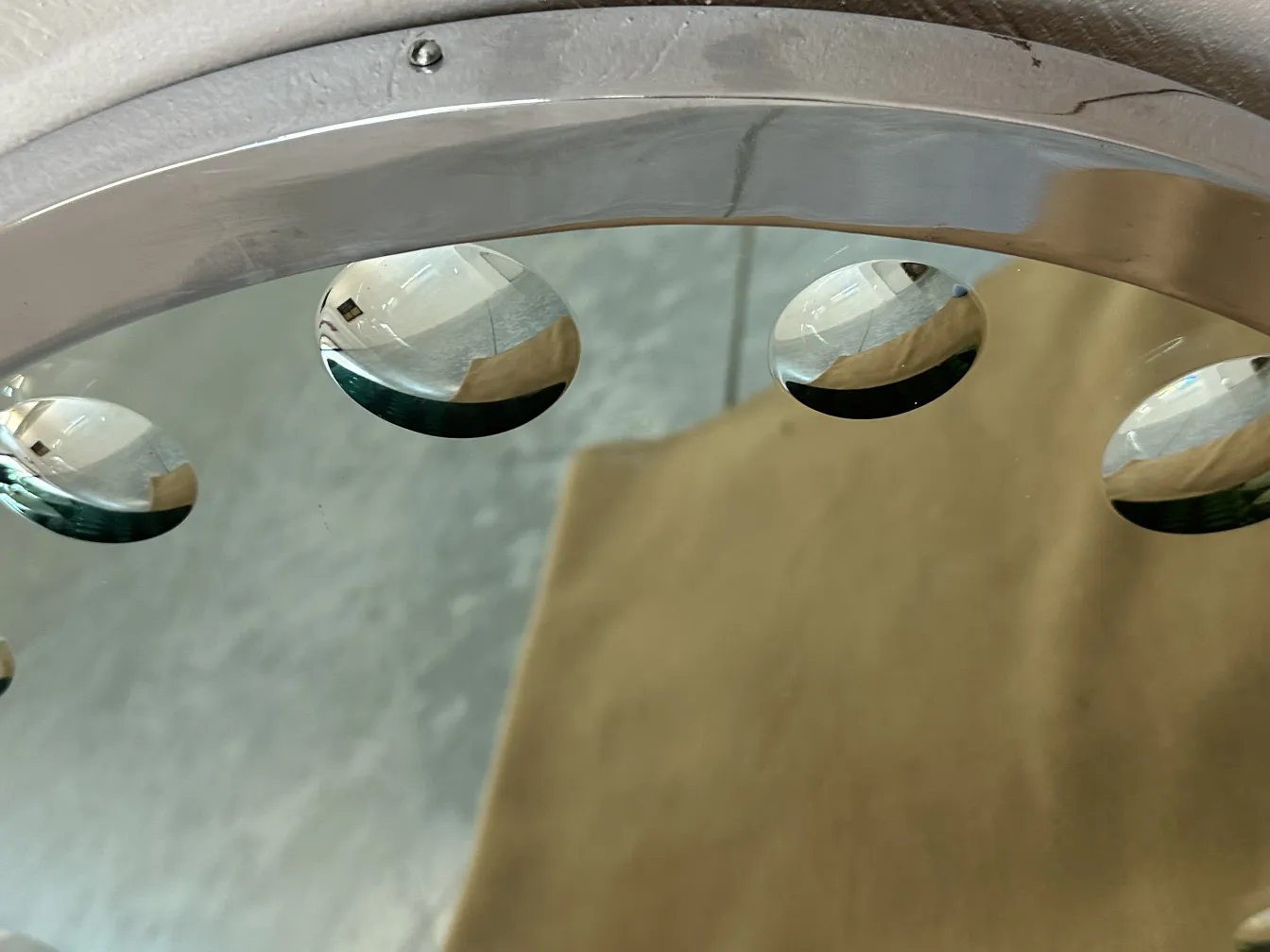 miroir ancien avec forme circulaire et détails subtils