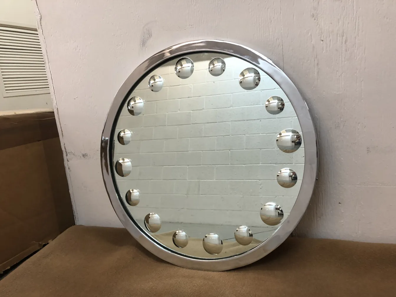 miroir ancien avec des lumières décoratives rondes
