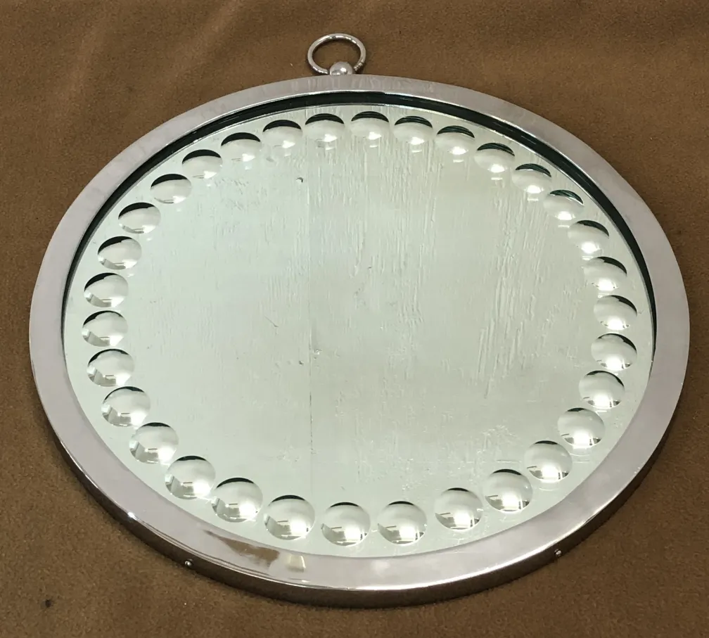 Deux miroirs anciens avec bord décoratif et crochet