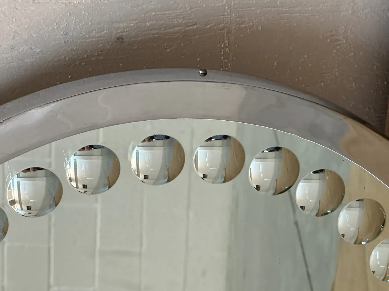 deux miroirs ronds anciens reflétant l'environnement