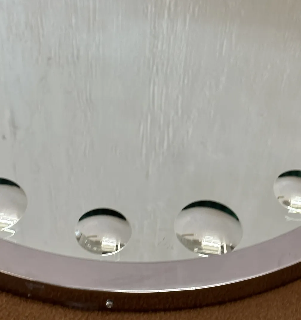 deux miroirs décoratifs anciens sur fond clair