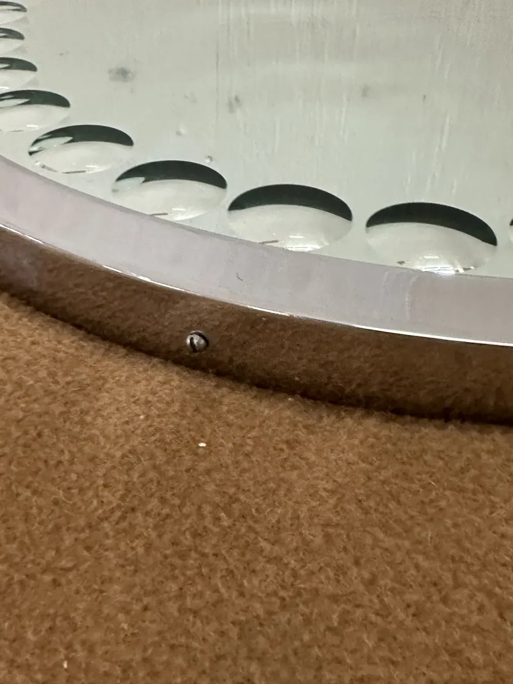 Deux miroirs anciens avec un design élégant dans un cadre doux.