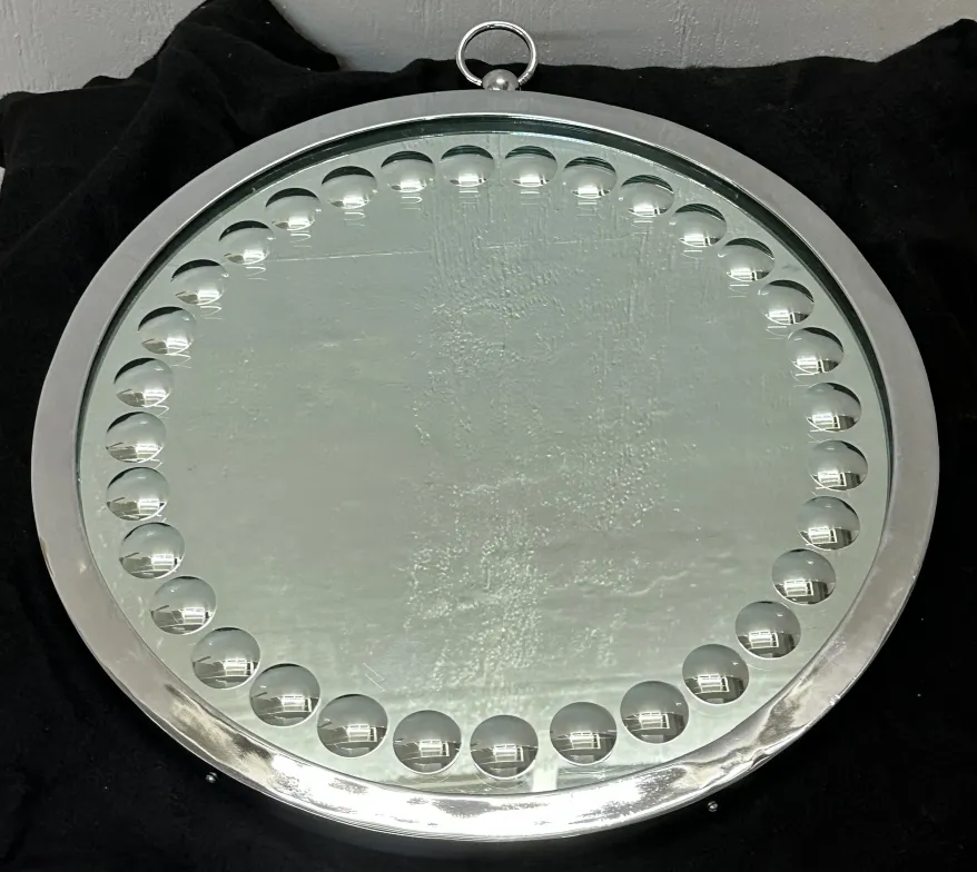 deux miroirs anciens avec bord décoratif, sur fond sombre