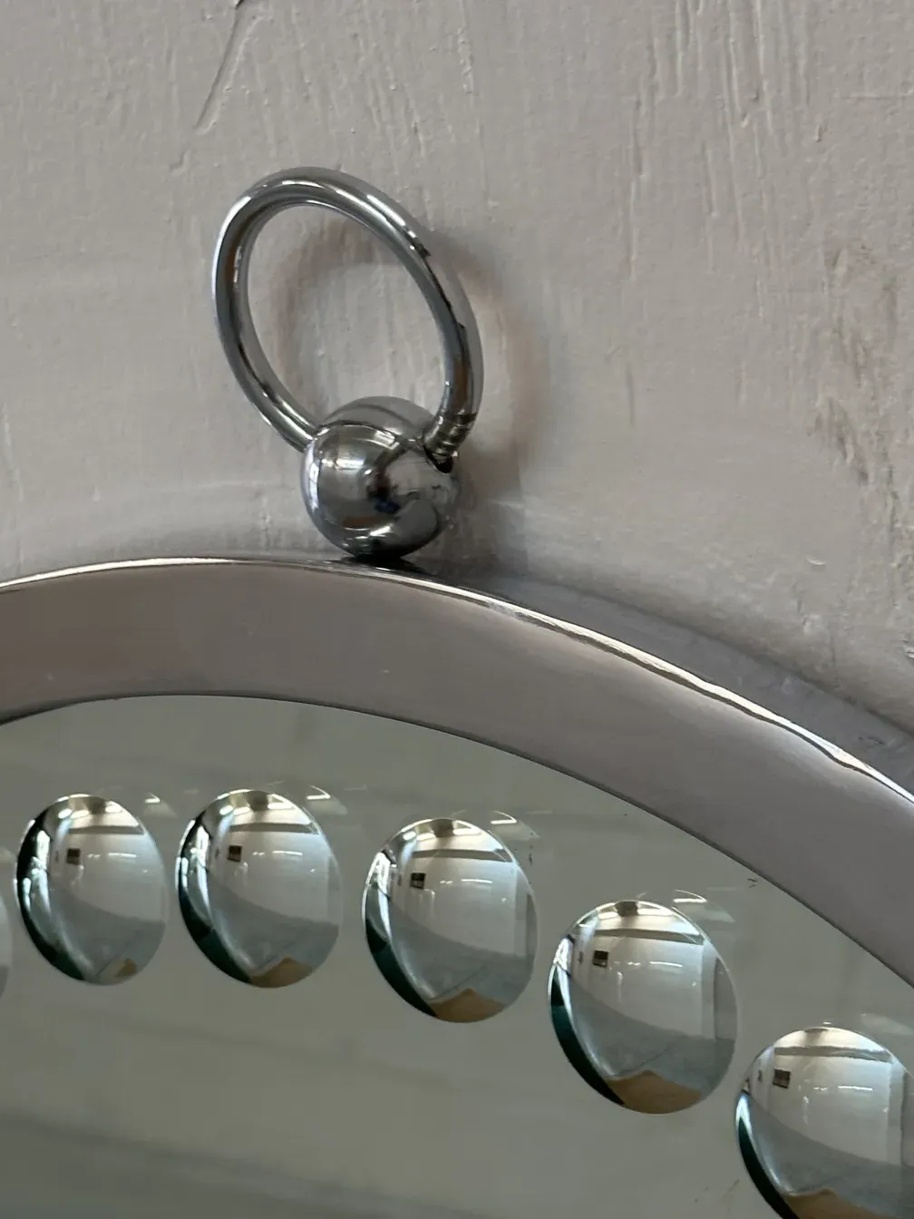 Ansicht von zwei antiken ovalen Spiegeln mit feinen Details