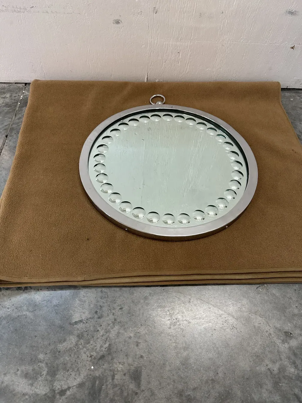 deux miroirs anciens avec bord biseauté sur une surface douce